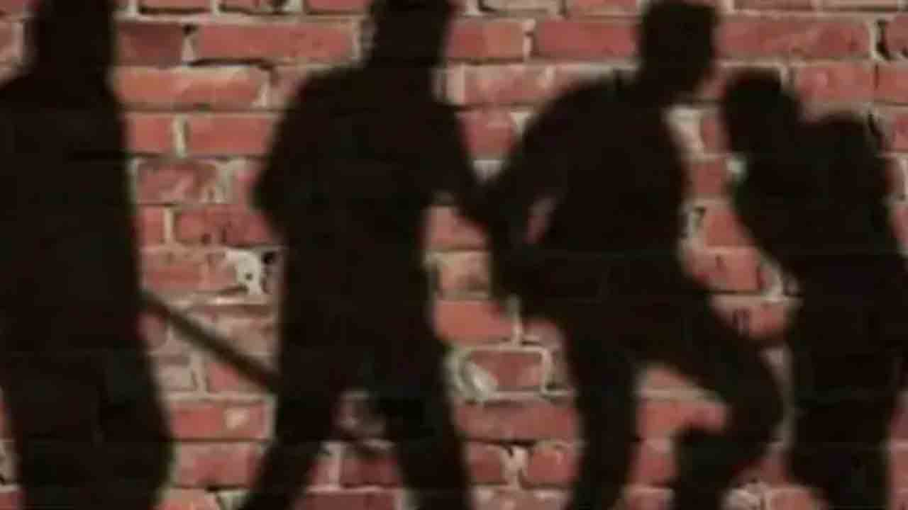 మాజీ ఎమ్మెల్యే మనవడిని కొట్టిచంపిన దుండగులు