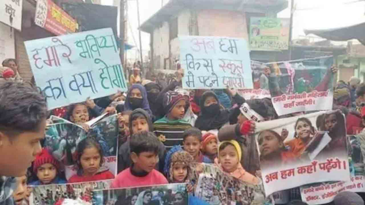 4,000 ఇండ్లు, పలు స్కూళ్లు, ప్రార్థనా స్థలాలు.. కూల్చివేతపై సుప్రీంకోర్టులో రేపు విచారణ