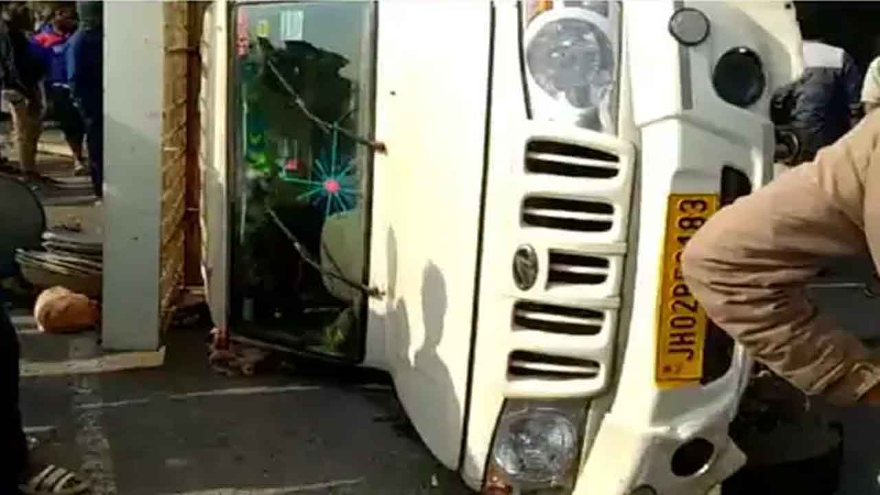 Road Accident | జార్ఖండ్‌లో వ్యాను బోల్తా, ఏడుగురు కూలీలు దుర్మరణం