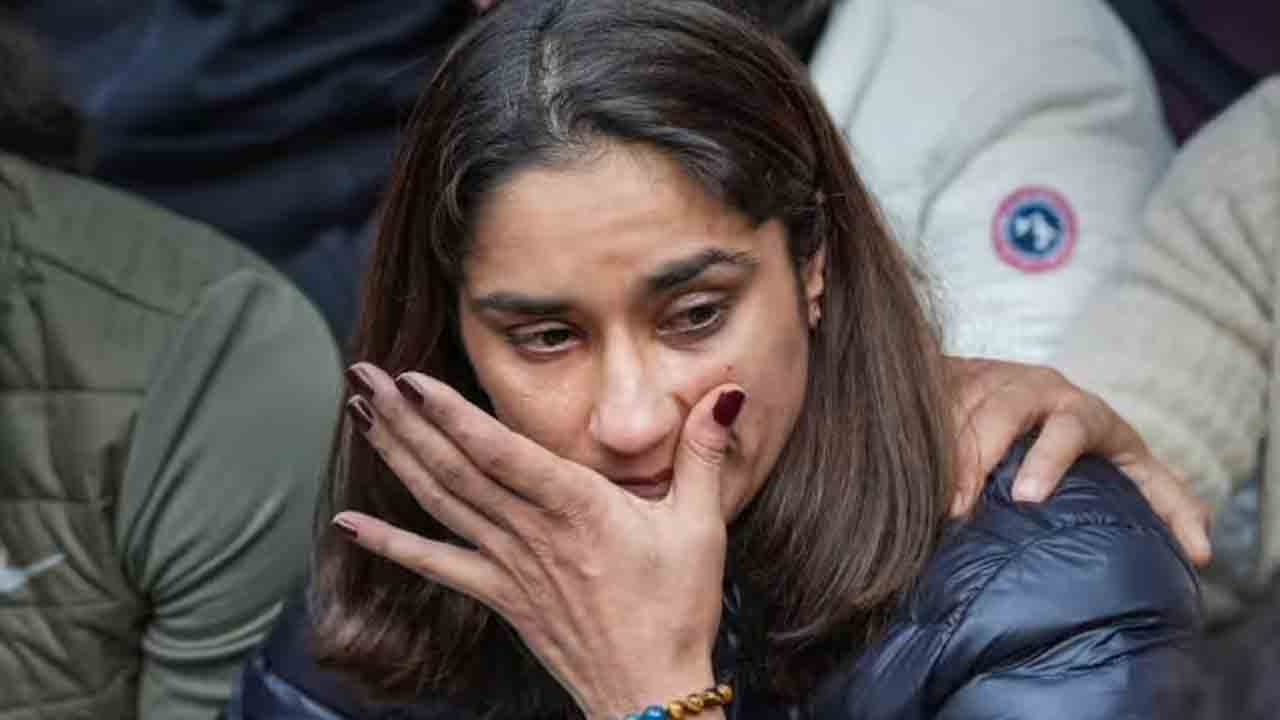 ఆ బీజేపీ ఎంపీ లైంగికంగా వేధిస్తున్నాడు.. చంపేస్తామంటూ బెదిరిస్తున్నారు.. మీడియా ఎదుట కన్నీళ్లు పెట్టుకున్న స్టార్‌ రెజ్లర్‌