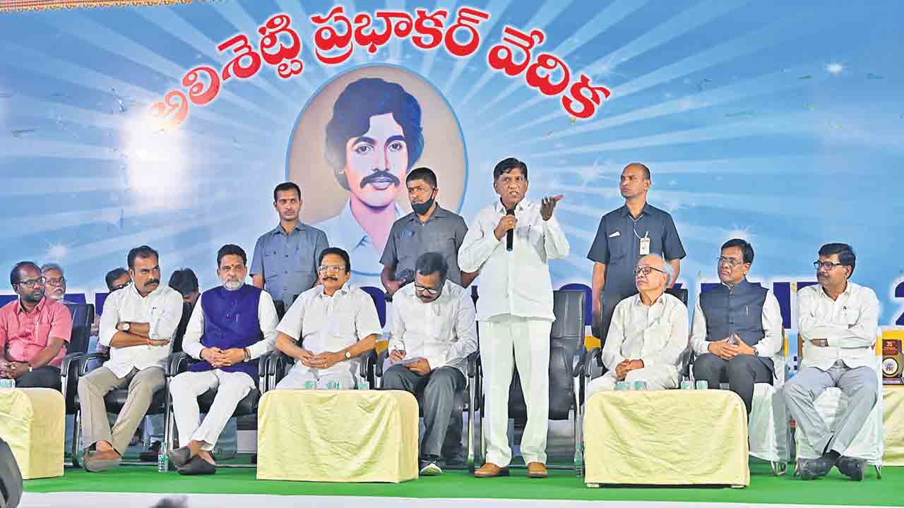 చిన్నారులు పుస్తక పఠనాన్ని అలవర్చుకోవాలి