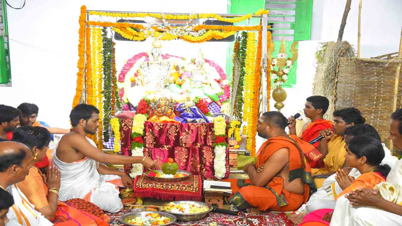 కొత్తకొండకు పోటెత్తిన భక్తజనం