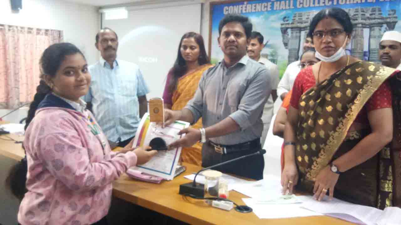 ‘మన ఊరు-మన బడి’ పనుల్లో వేగం పెంచాలి: కలెక్టర్‌