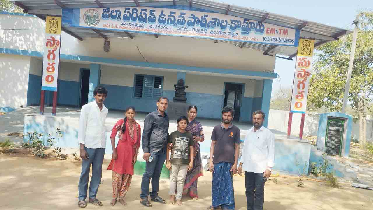 విద్యార్థులను చితక బాదిన టీచర్‌