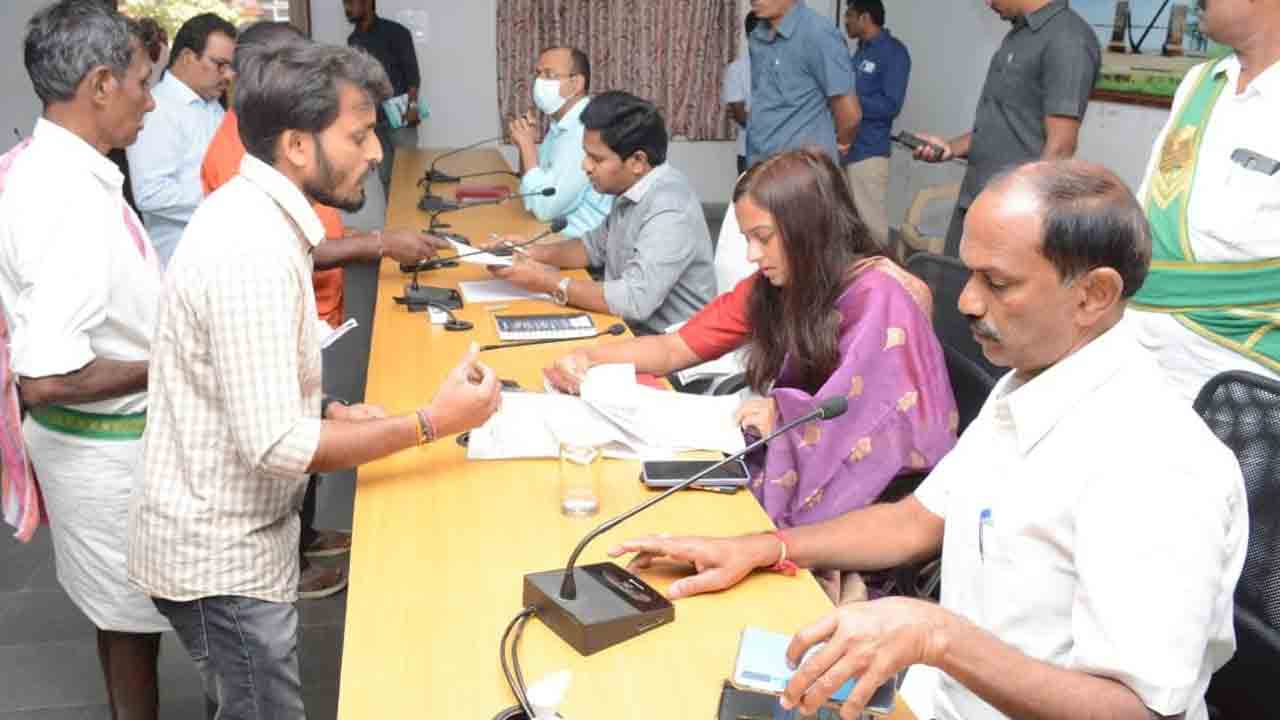 సమస్యలను త్వరగా పరిష్కరించాలి