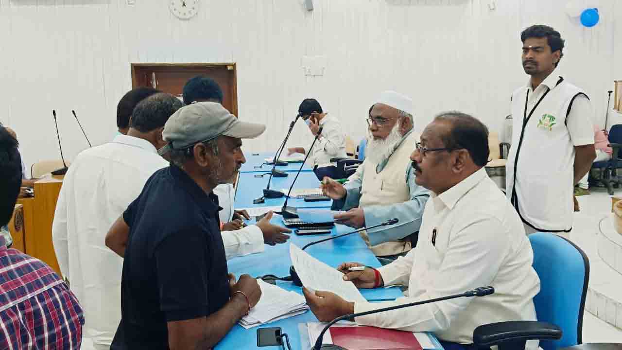కాలనీల సమస్యలు పరిష్కరించాలి