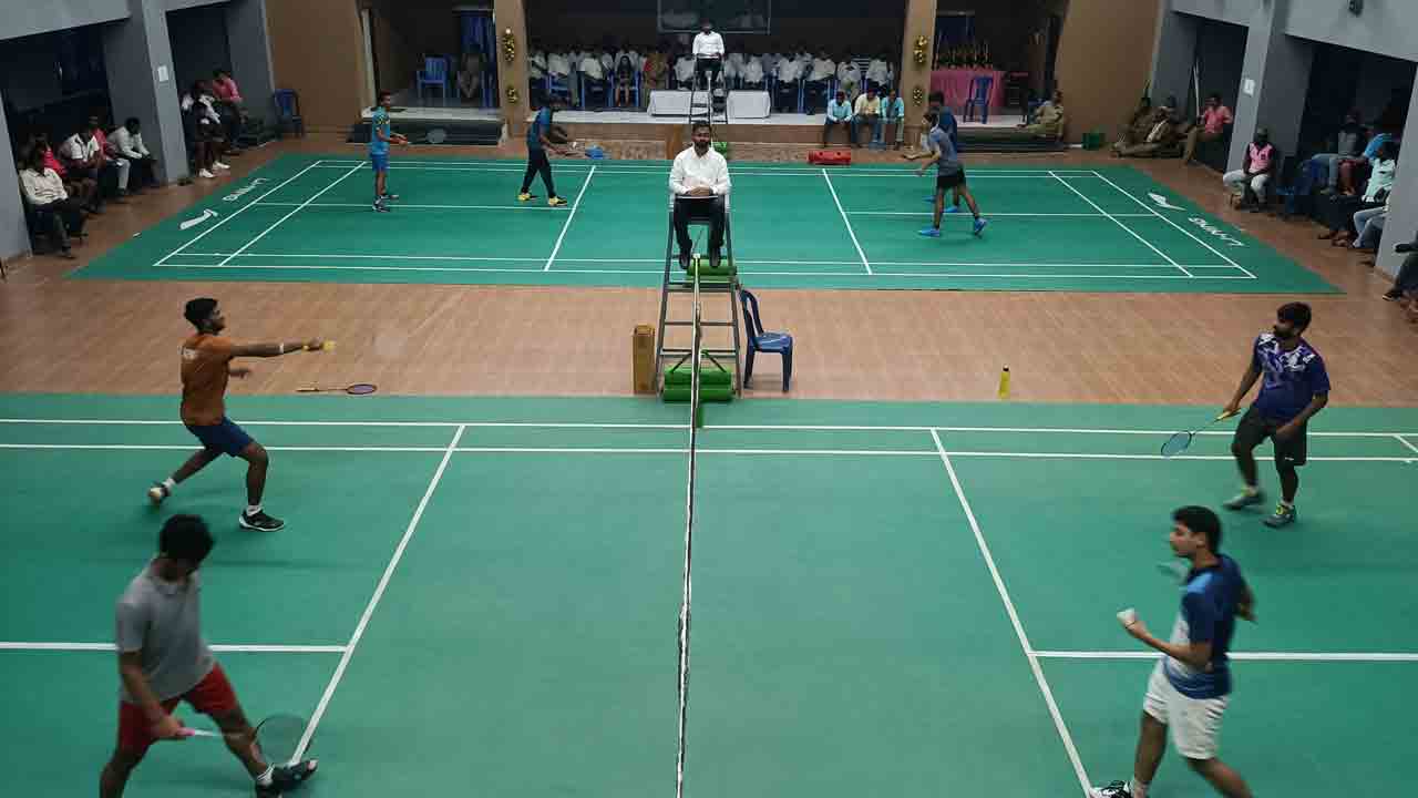 ఉత్కంఠ భరితంగా షటిల్‌ టోర్నమెంట్‌