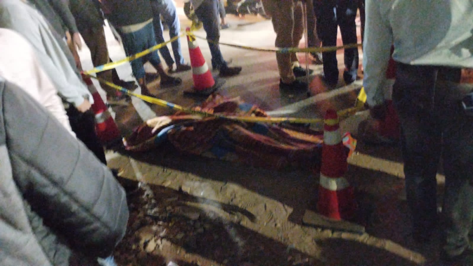 హైదరాబాద్: లాంగాహౌస్ పోలీస్ స్టేషన్ సమీపంలో ఓ యువకుడు దారుణ హత్యకు గురయ్యాడు