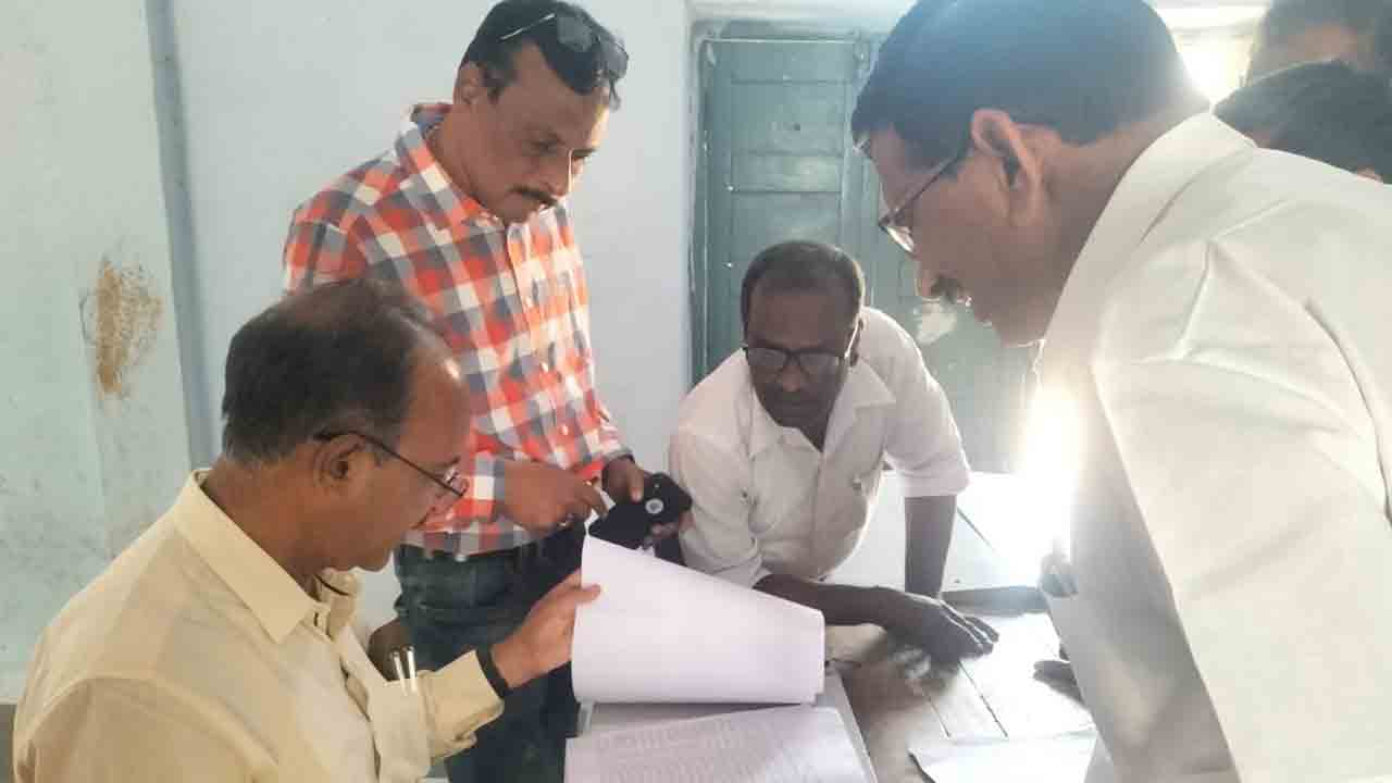 టీచర్ల ధ్రువపత్రాల పరిశీలన