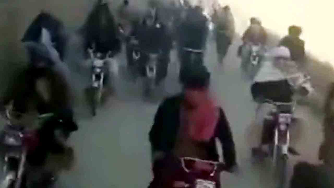 పాక్‌లో ఆహార సంక్షోభం.. గోధుమపిండి ట్రక్కును బైకులతో ఛేజ్‌ చేసిన ప్రజలు.. వీడియో వైరల్‌