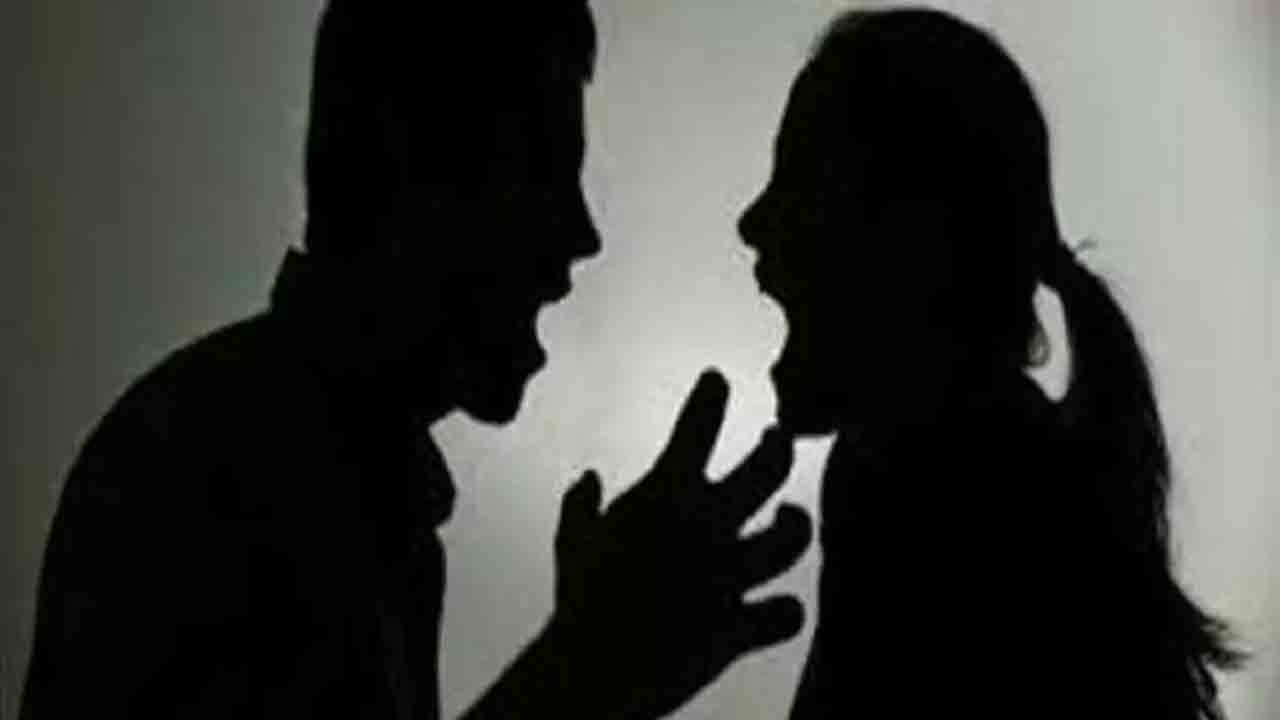 మంచం కోసం ఆలుమగల డిష్యూం డిష్యూం.. ఆఖరికి ఏమైందో తెలుసా..!