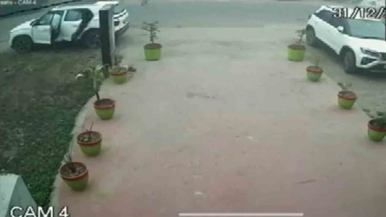 Watch: దుండగుల కిడ్నాప్‌ యత్నం.. తృటిలో తప్పించుకున్న మహిళ