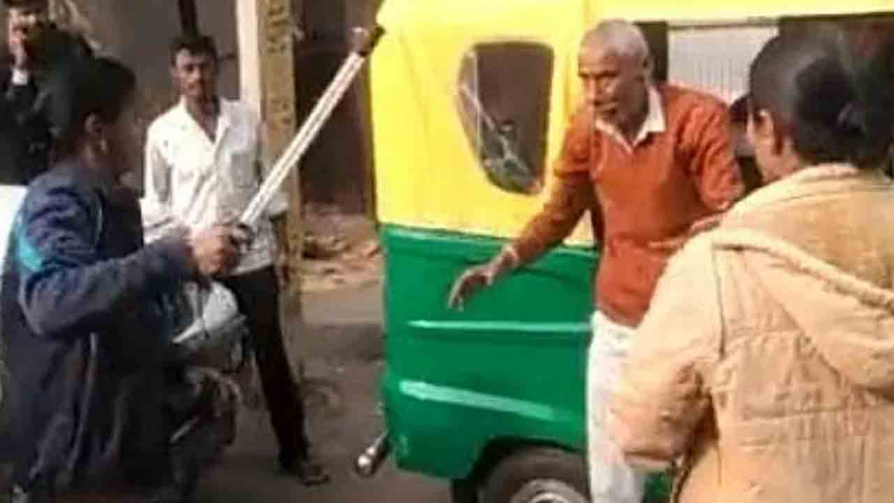 Watch: సైకిల్‌ తొక్కుతూ పడిన వృద్ధుడు.. త్వరగా లేవనందుకు లాఠీలతో కొట్టిన మహిళా పోలీసులు