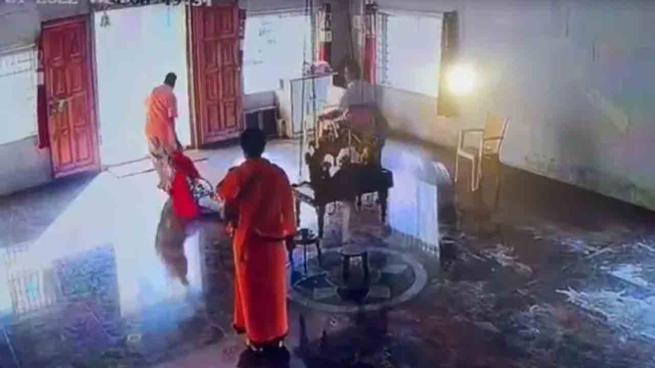 Watch: పూజారిపై ఉమ్మిన మహిళ.. కొట్టి గుడి నుంచి ఈడ్చుకెళ్లిన సిబ్బంది