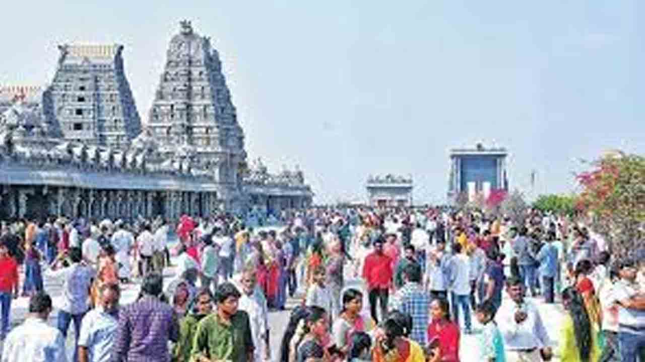 యాదాద్రి ఆలయానికి 20 రోజుల ఆదాయం రూ. 1.84 కోట్లు
