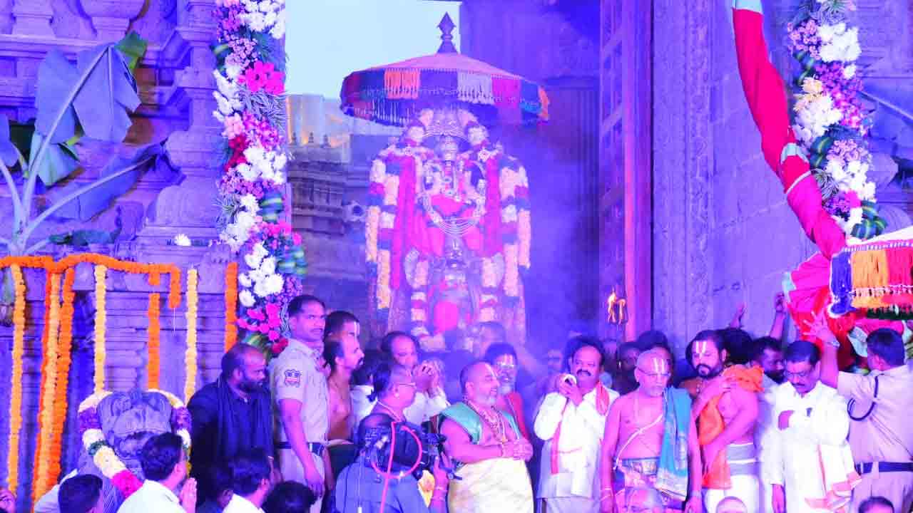 యాదాద్రి.. బ్రహ్మాండ నాయకుడి ఉత్తర ద్వార దర్శనం