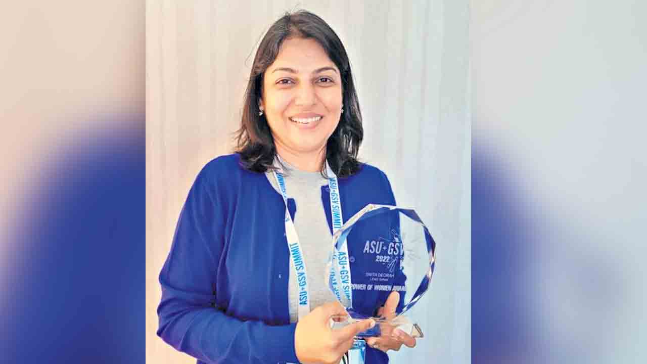 బాల్యాన్ని లీడ్‌ చేస్తూ..