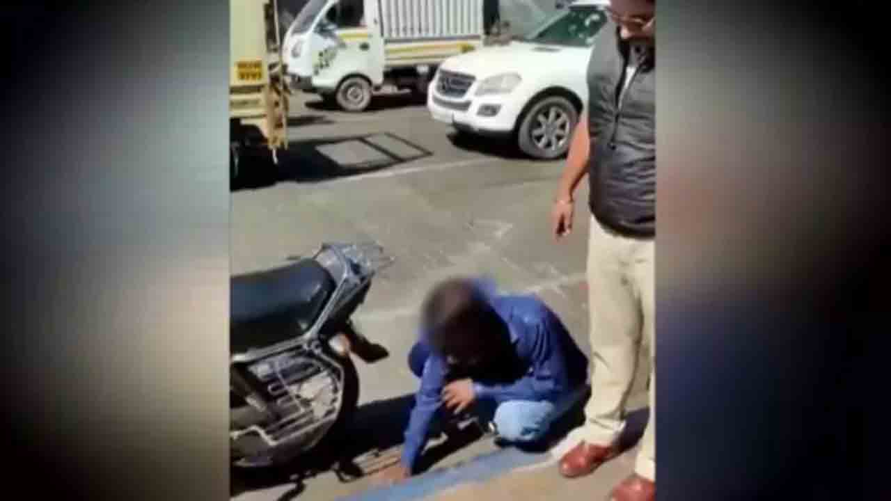 Watch: రోడ్డుపై ఉమ్మిన వ్యక్తి.. అతడితోనే శుభ్రం చేయించిన అధికారి