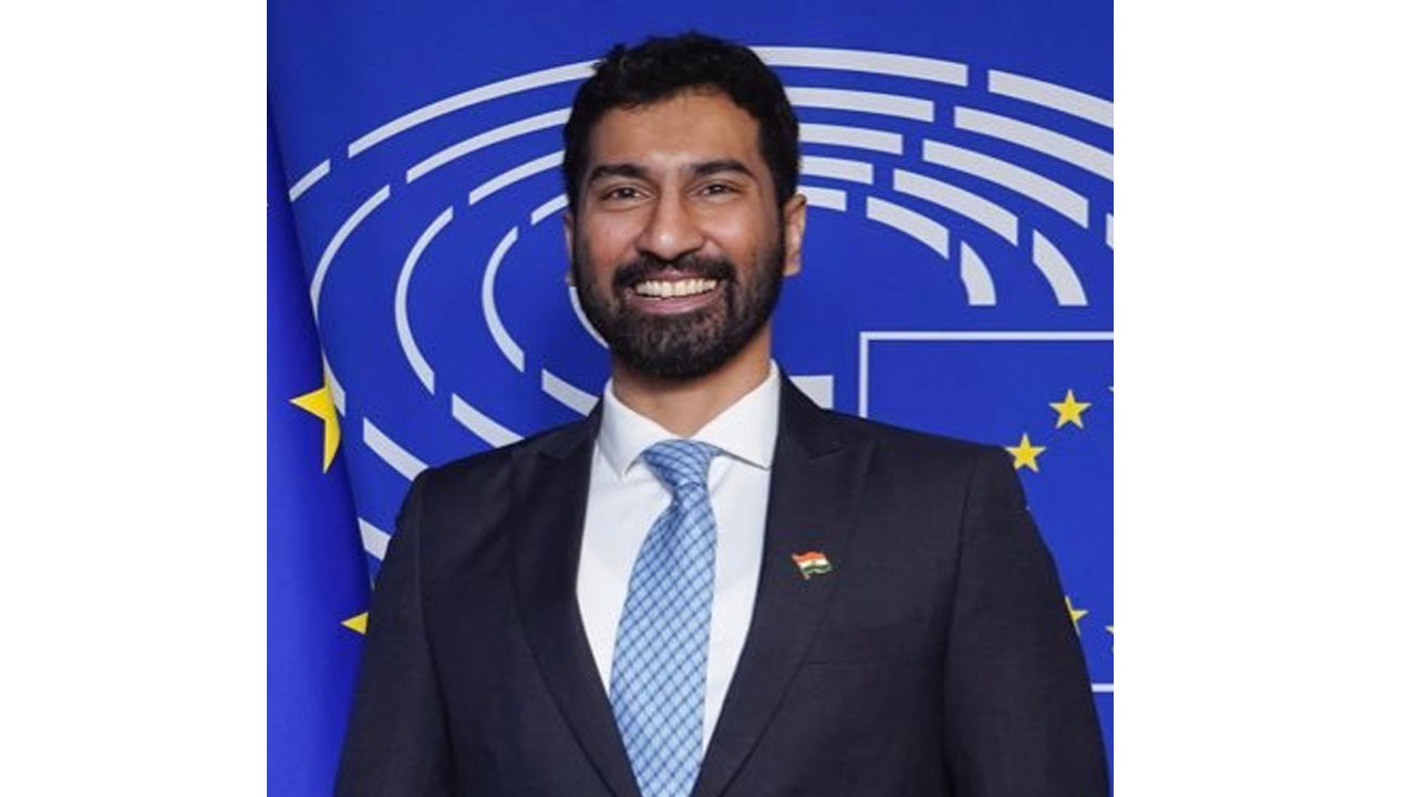 మోదీపై బీబీసీ డాక్యుమెంట‌రీ.. కాంగ్రెస్‌కు ఏకే ఆంటోనీ కుమారుడి రాజీనామా