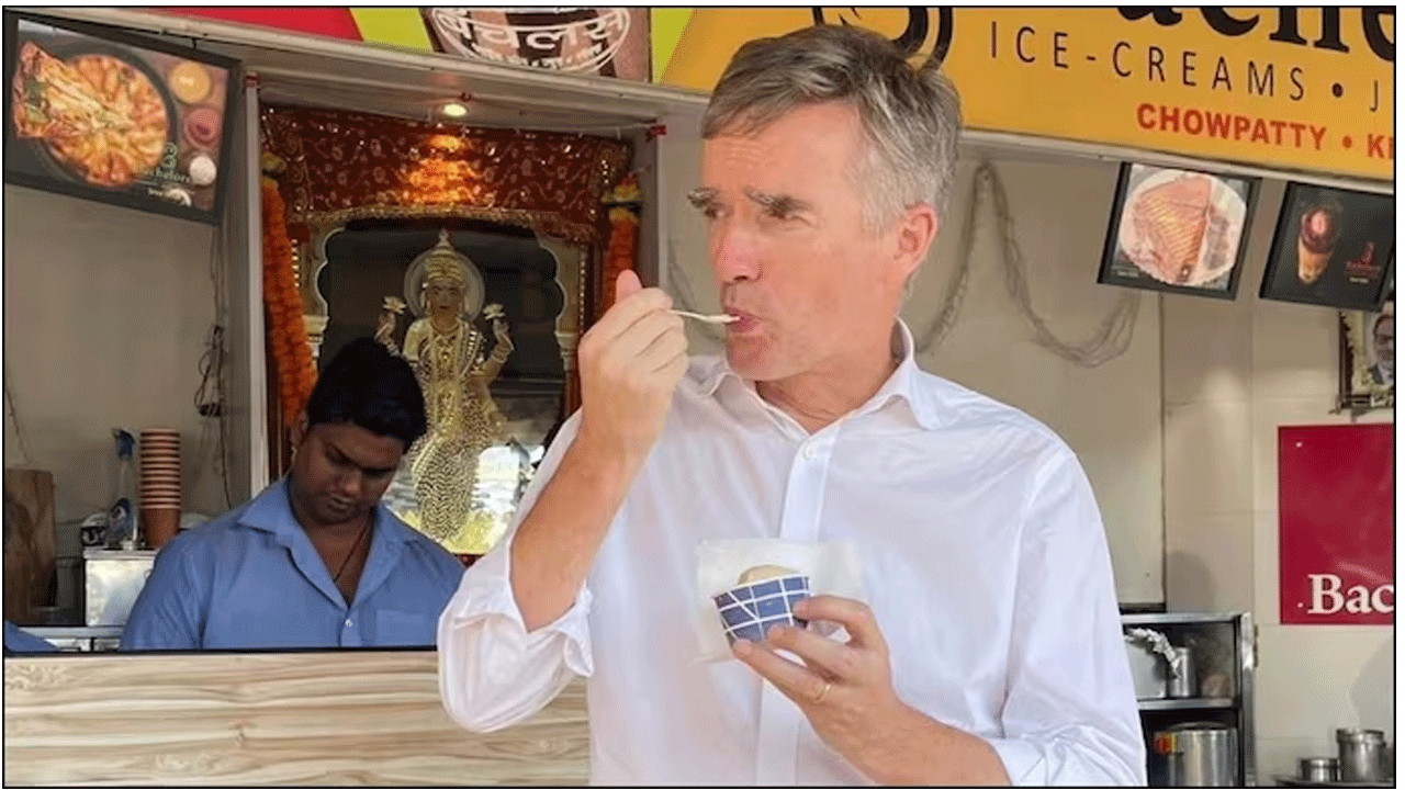 దేశీ స్ట్రీట్ ఫుడ్‌ను ఎంజాయ్ చేసిన బ్రిట‌న్ రాయ‌బారి