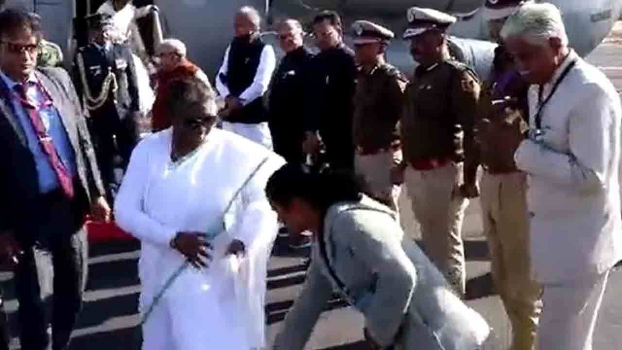 రాష్ట్ర‌ప‌తి పాదాల‌ను తాకేందుకు య‌త్నించిన ఇంజినీర్ స‌స్పెన్ష‌న్