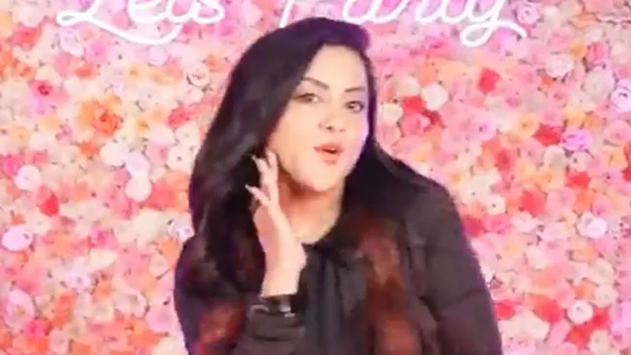 మూడ్ బ‌నాలియా.. కేక పుట్టిస్తున్న అమృతా ఫ‌డ్నవీస్ డ్యాన్స్‌.. వీడియో