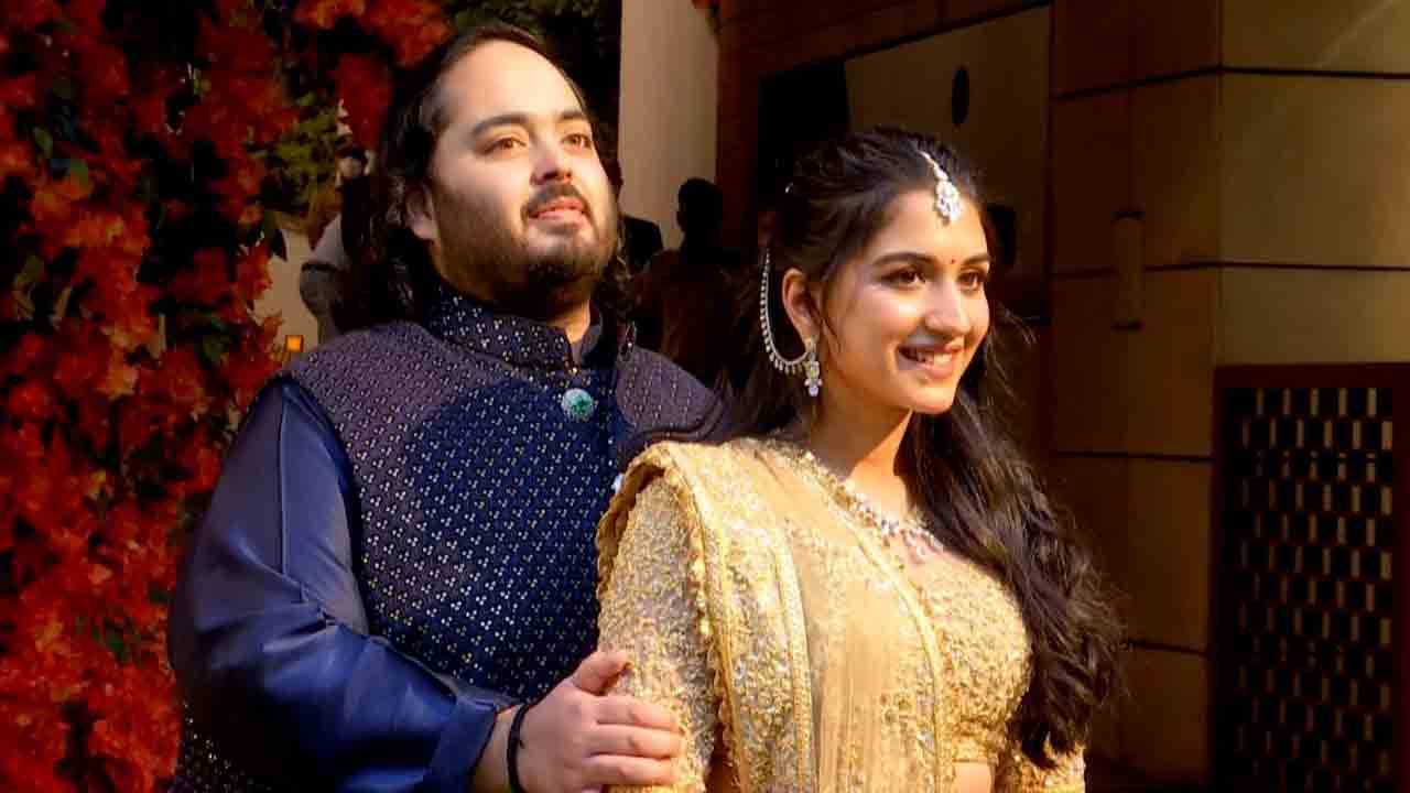 అంబానీ ఇంట పెళ్లి సందడి.. అంగరంగ వైభవంగా అనంత్‌, రాధికా మర్చంట్‌ నిశ్చితార్థం