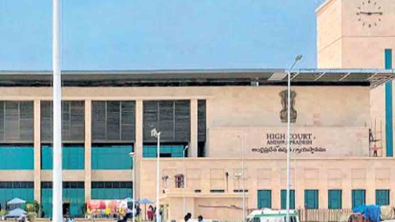 ఏపీ హైకోర్టులో హాజరుకావాలని దుర్గగుడి ఈవోకు ఆదేశాలు