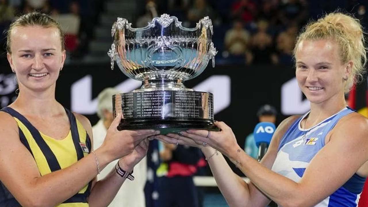Australian Open | మ‌హిళ‌ల‌ డబుల్స్ టైటిల్ నెగ్గిన వ‌ర‌ల్డ్ నంబ‌ర్ వ‌న్  జోడీ