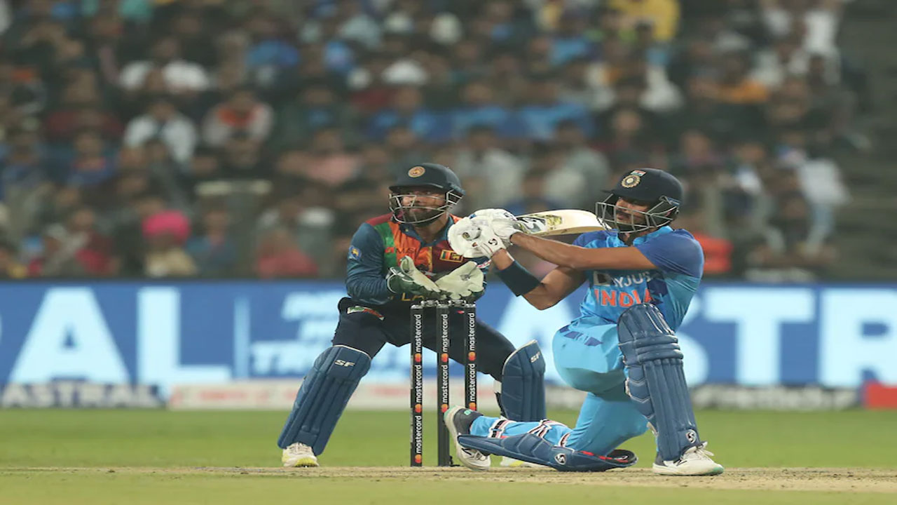 హ్యాట్రిక్ సిక్స‌ర్లు కొట్టిన అక్ష‌ర్ ప‌టేల్‌.. వీడియో