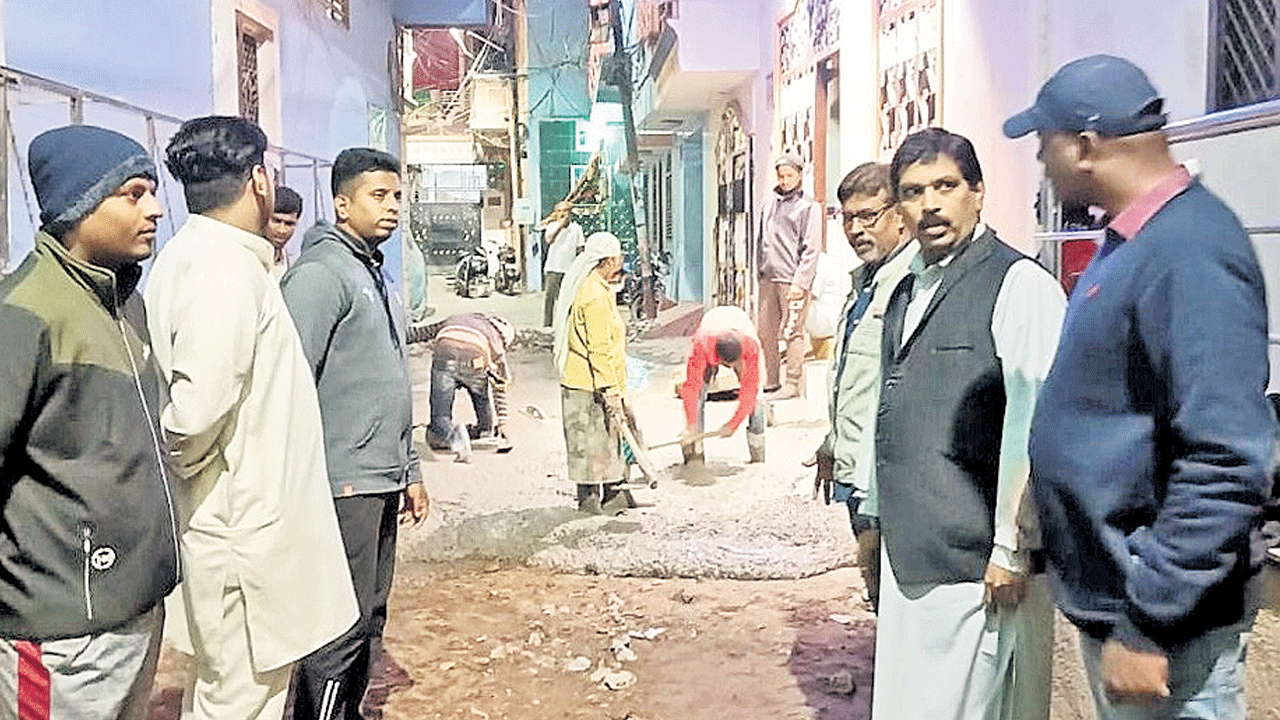 రహదారులపై గుంతల పూడ్చివేత