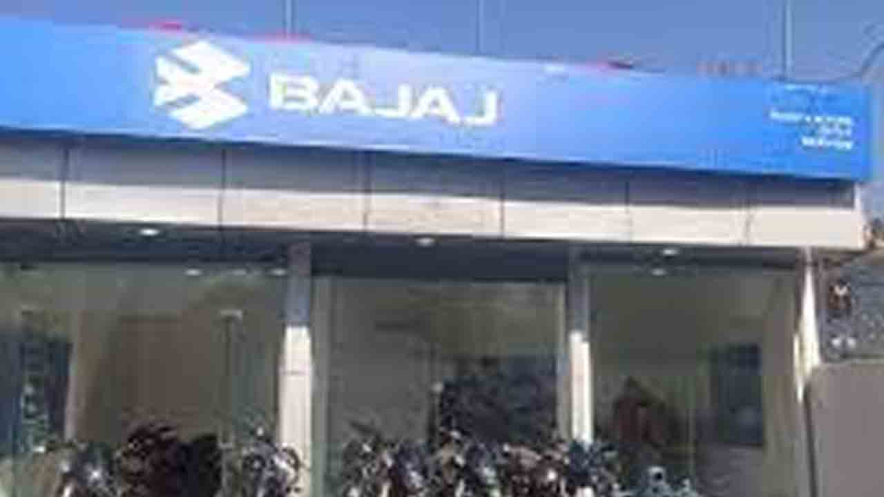 బజాజ్‌ షోరూంలో రూ.2 లక్షలు చోరీ
