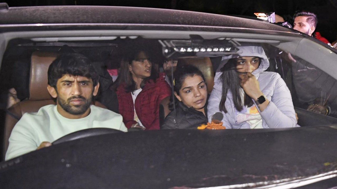 నిర‌స‌న విర‌మించిన రెజ్ల‌ర్లు.. 4 వారాల లోపు విచార‌ణ పూర్తి