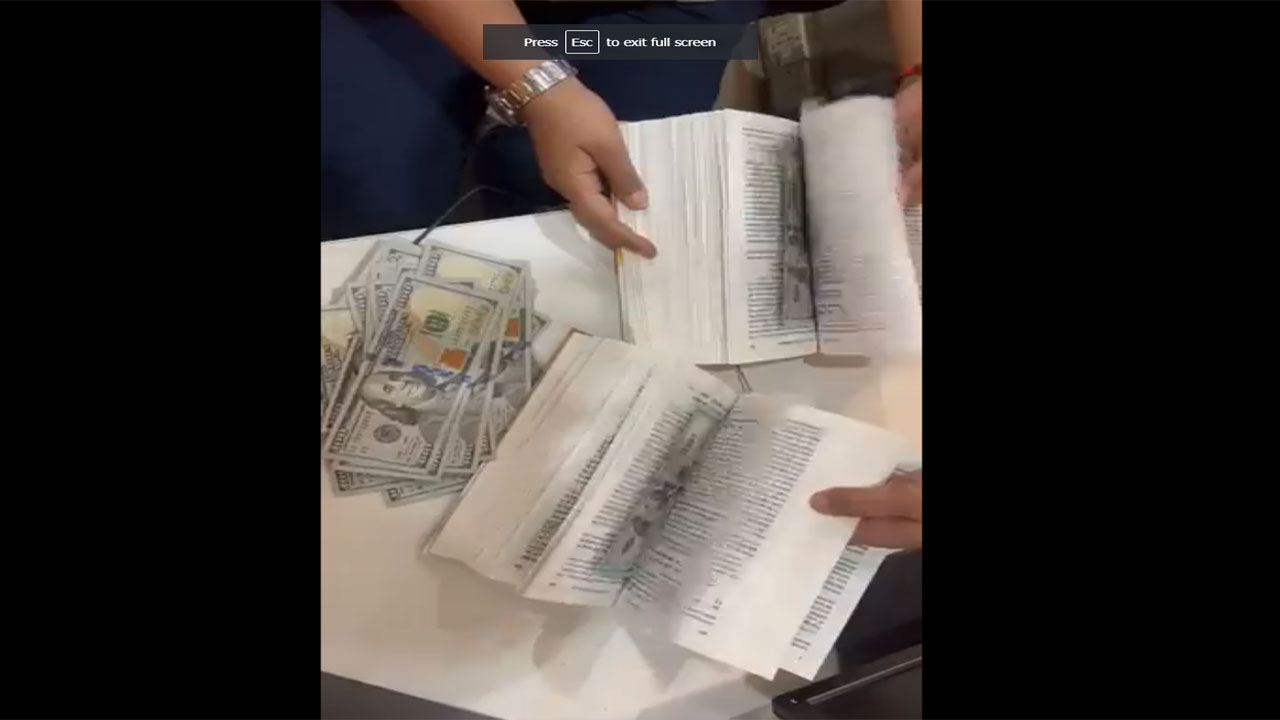 పుస్త‌కాల్లో 90వేల డాల‌ర్ల క‌రెన్సీ నోట్లు.. ప‌ట్టుకున్న క‌స్ట‌మ్స్‌.. వీడియో