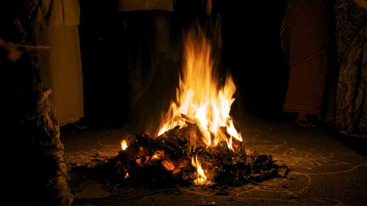 sankranti special |  సంక్రాంతి ముందు భోగి మంటలు ఎందుకు వేస్తారు? దీని వెనుక కారణమేంటి?