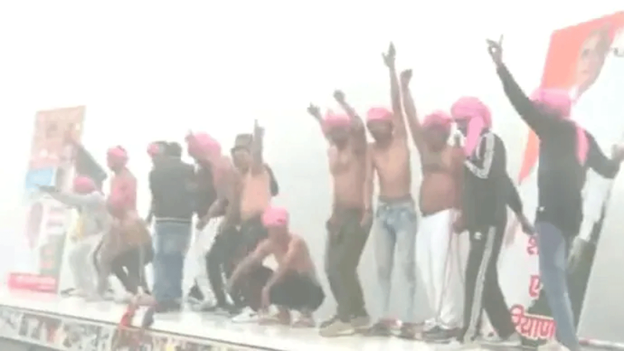 జోడో యాత్ర‌లో జోష్ : బ‌స్‌పైకి ఎక్కి కాంగ్రెస్ కార్య‌క‌ర్త‌ల డ్యాన్స్