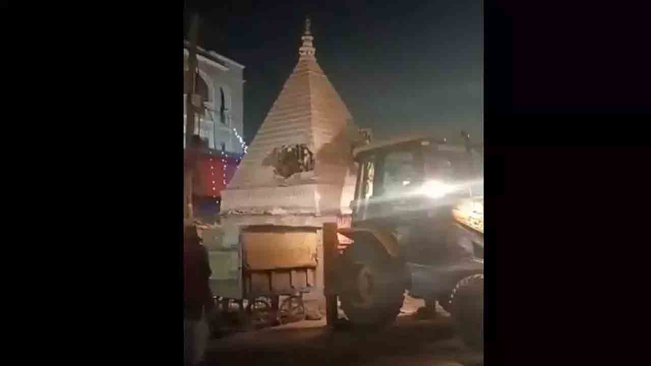 బీజేపీ ఆఫీసుకు అడ్డుగా ఉందని ఆలయం కూల్చివేతకు యత్నం!