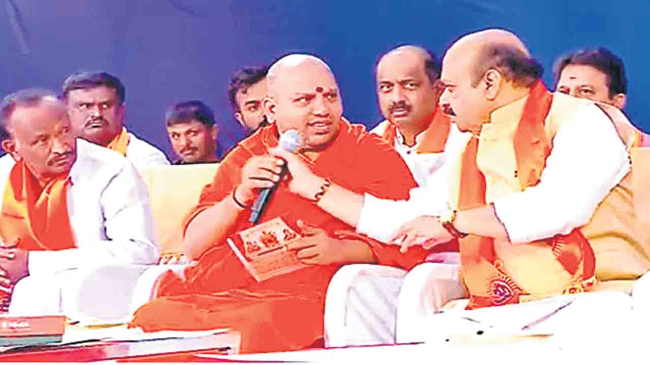 మాటలు కాదు.. పనులు చేయండి.. సీఎం సమక్షంలోనే కడిగేసిన స్వామీజీ