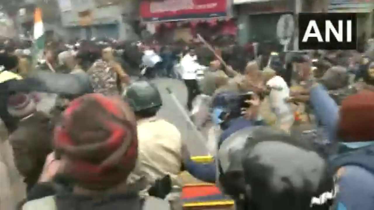 ఆందోళ‌న చేప‌డుతున్న విద్యార్థుల‌పై లాఠీఛార్జ్‌.. వీడియో