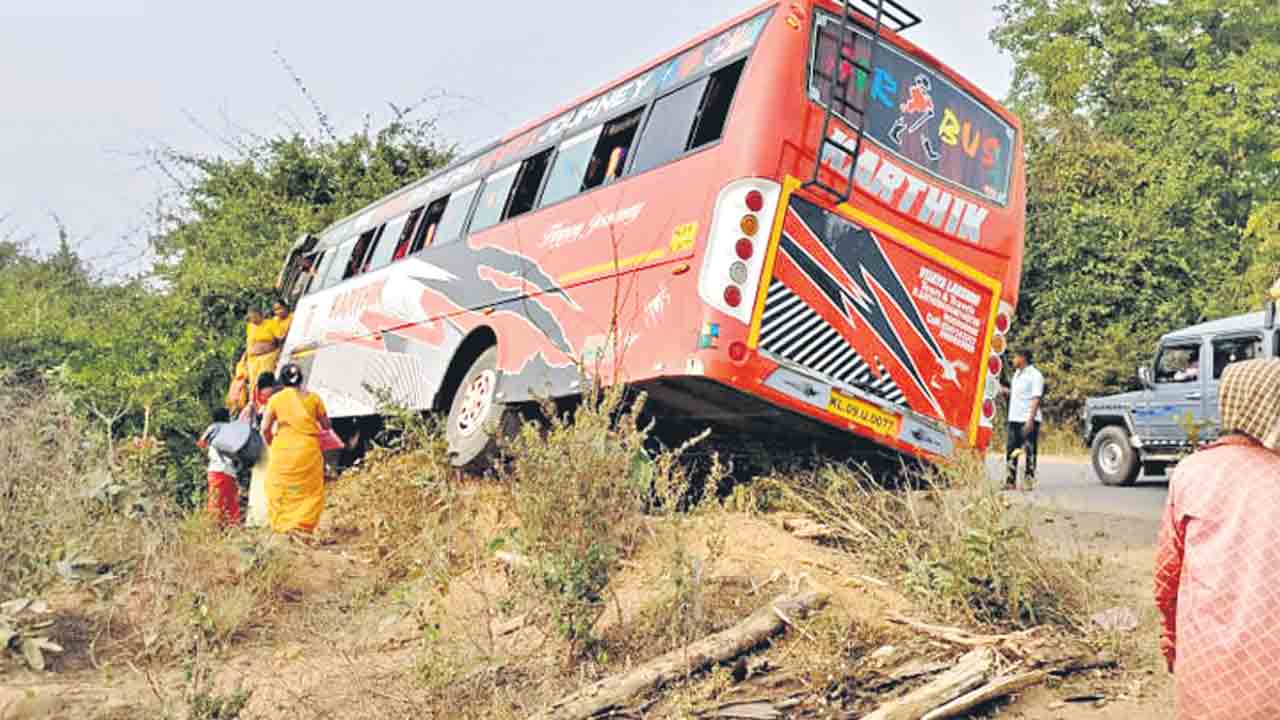 ప్రైవేట్‌ బస్సు డ్రైవర్‌కు గుండెపోటు
