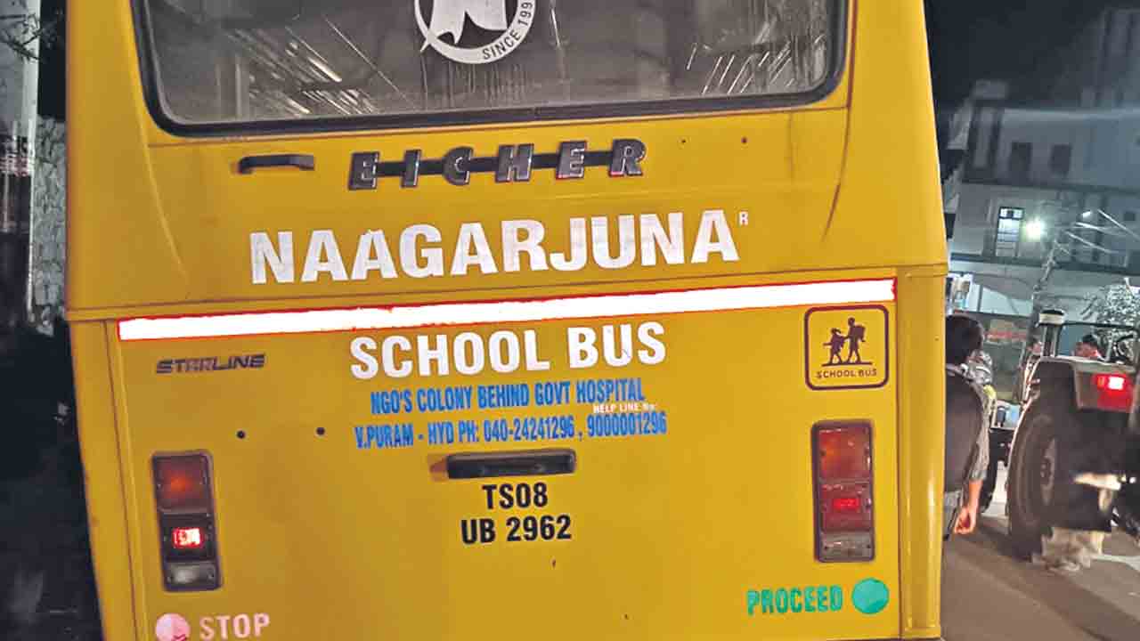ప్రైవేట్‌ స్కూల్‌ బస్సు బీభత్సం