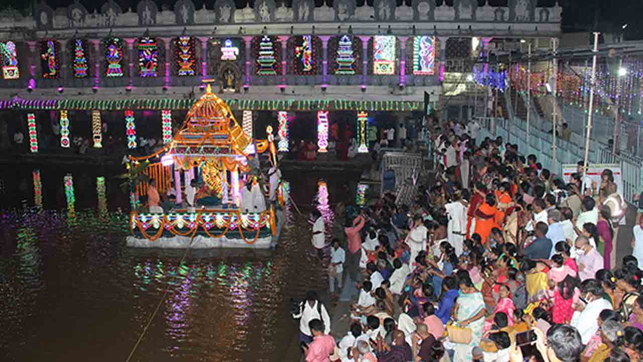 తెప్పలపై శ్రీ చండికేశ్వర స్వామి, శ్రీ చంద్రశేఖర స్వామి విహారం