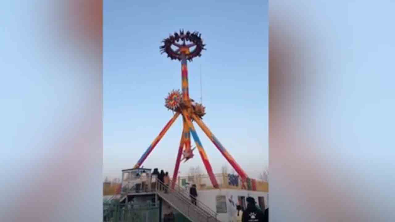 Watch: అమ్యూజ్‌మెంట్ పార్క్‌లో విరిగిన రైడ్‌.. తలకిందులుగా వేలాడిన పర్యాటకులు