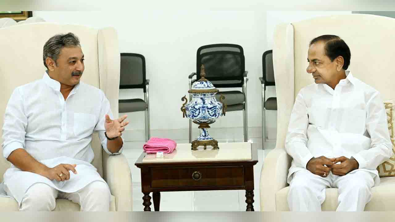 సీఎం కేసీఆర్‌తో ఛత్రపతి శివాజీ 13వ వారసుడు శంభాజీ రాజే భేటీ