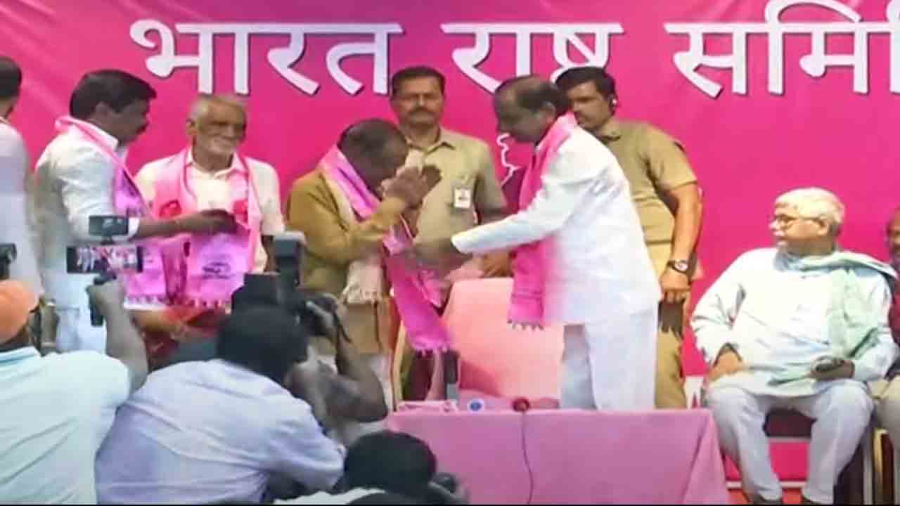 బీఆర్ఎస్ తీర్థం పుచ్చుకున్న ఒడిశా మాజీ సీఎం గిరిధ‌ర్ గ‌మాంగ్