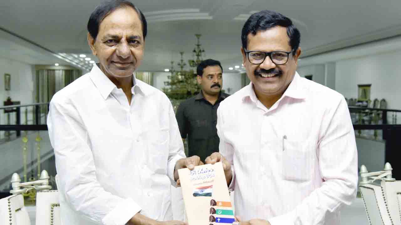 ‘ఈ స‌మ‌రం సామ‌ర‌స్యం కోసం’ పుస్త‌కాన్ని ఆవిష్క‌రించిన సీఎం కేసీఆర్