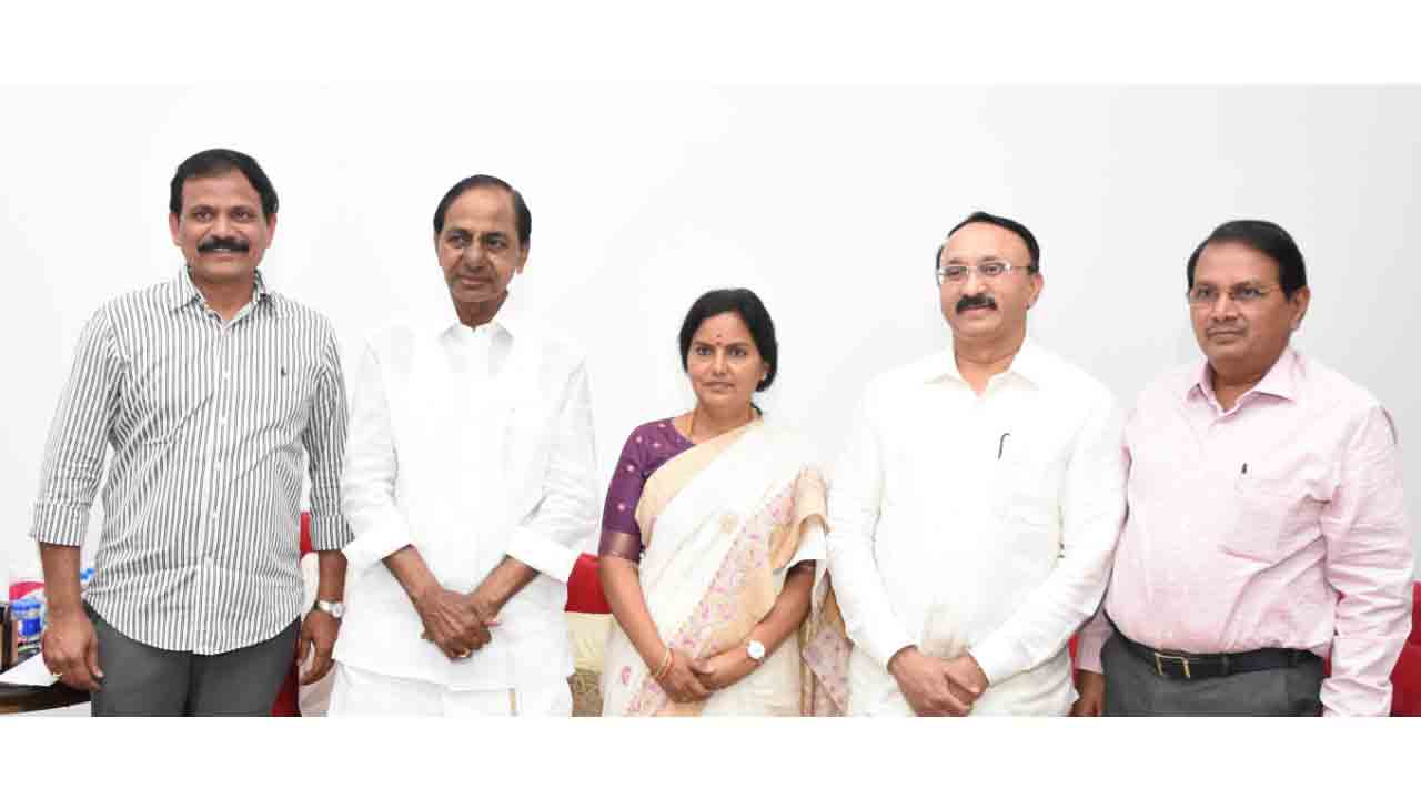 ముఖ్య‌మంత్రి కేసీఆర్‌తో జ‌న‌సేన పార్టీ అడ్వైజ‌ర్ రామ్మోహ‌న్ రావు భేటీ