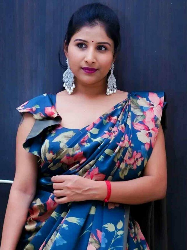 సింగర్‌ మంగ్లీ కారుపై రాళ్ల దాడి