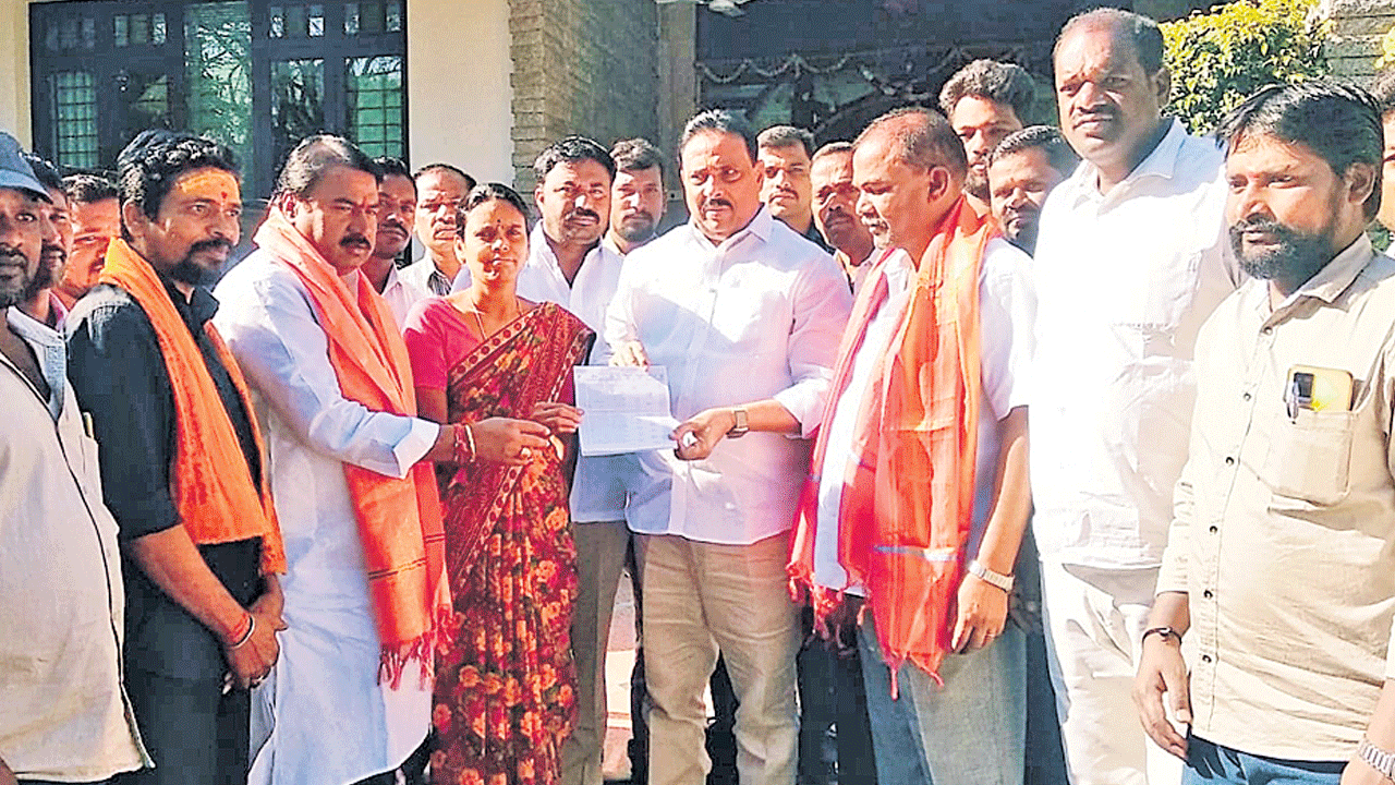ప్రతి కార్మికుడూ గుర్తింపు కార్డు తీసుకోవాలి