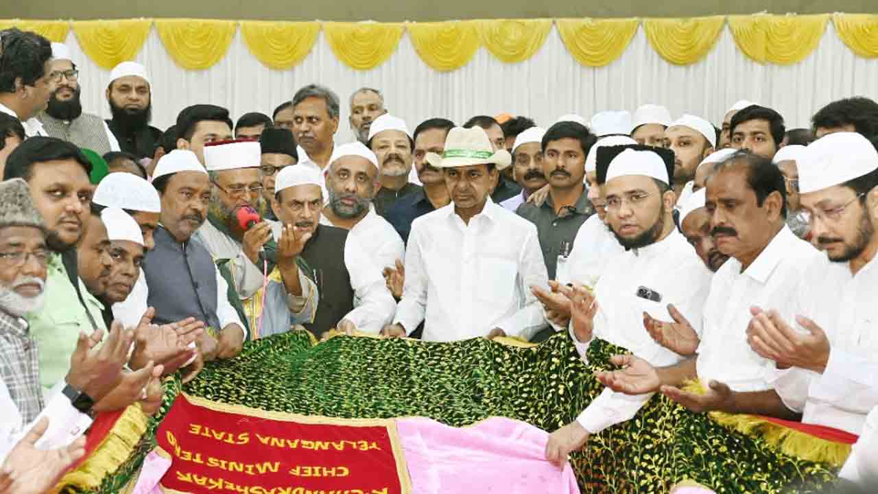 అజ్మీర్ ద‌ర్గా ఉర్సు.. చాద‌ర్ స‌మ‌ర్పించిన సీఎం కేసీఆర్